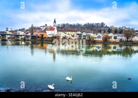 Passau, Allemagne. Front de mer de rivière Inn de la vieille ville de Passau, région de Bavière en Allemagne Banque D'Images