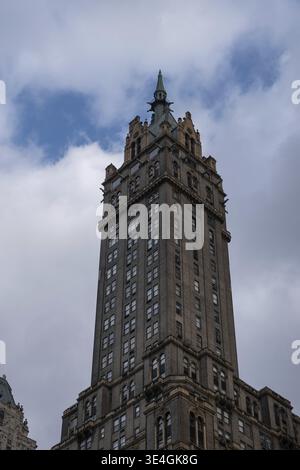New York City - USA - 17 décembre 2018 : L'hôtel Sherry-Netherland surplombe Central Park depuis la 5ème Avenue et est situé en face du métro A. Banque D'Images