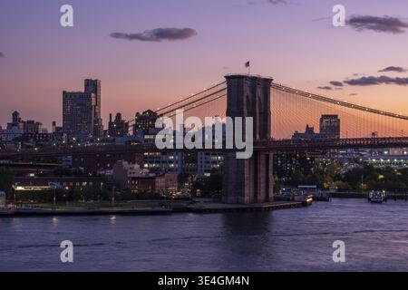 New York City - États-Unis - 18 octobre 2019 : lumière chaude du coucher du soleil sur le pont de Brooklyn vue depuis le pont de Manhattan Banque D'Images