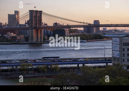 New York City - États-Unis - 18 octobre 2019 : lumière chaude du coucher du soleil sur le pont de Brooklyn vue depuis le pont de Manhattan Banque D'Images