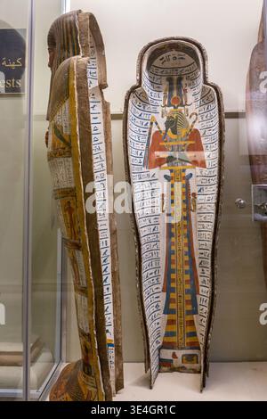 Le Caire, Égypte, 24.07.21. Cercueils de momies féminines intérieurs avec des peintures colorées et des décorations dans une armoire en verre dans le Musée archéologique égyptien. Banque D'Images