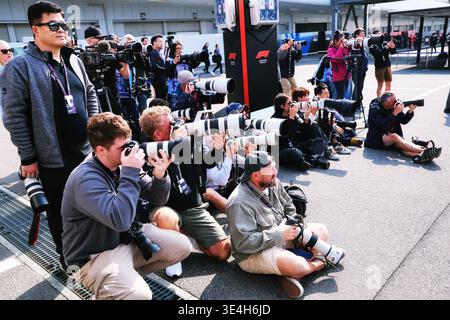 Suzuka, Japon. 28 mars 2026. Photographes dans le paddock. 28.03.2026. Championnat du monde de formule 1, Rd 3, Grand Prix du Japon, Suzuka, Japon, jour de qualification. Le crédit photo devrait se lire : XPB/Alamy Live News. Banque D'Images