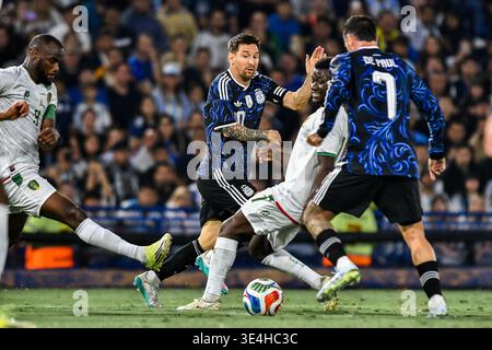 Buenos Aires, Argentine. 27 mars 2026. Football, hommes : matches internationaux, Argentine - Mauritanie. L'argentin Lionel Messi (au centre) en action contre le mauritanien Aboubakary Koita (2e à partir de la droite). Crédit : Cristina Sille/dpa/Alamy Live News Banque D'Images