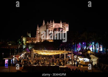 Les foules se rassemblent lors d'un festival nocturne avec de la musique live et des spectacles sur scène le long du front de mer en face de la cathédrale de Palma (la Seu) à Palma de mal Banque D'Images