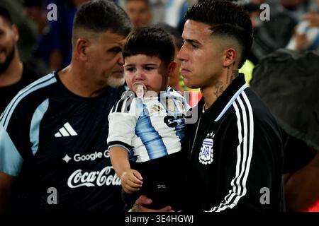 LÉGENDE : Buenos Aires, Argentine – 27 mars 2026 : le joueur argentin Enzo Fernández entre sur le terrain avant le début du match entre l'Argentine et la Mauritanie à la Bombonera. L'équipe Argentine affronte la Mauritanie au stade Alberto J. Armando (la Bombonera). Dans le coup d'envoi de leur série amicale avant les prochains défis internationaux, l'Albiceleste cherche à affiner sa performance devant une foule extatique. Crédit : /Alamy Live News Banque D'Images