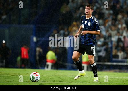 LÉGENDE : Buenos Aires, Argentine – 27 mars 2026 : Nicolás Paz, joueur de l'équipe nationale Argentine, contrôle le ballon. L'équipe Argentine affronte la Mauritanie au stade Alberto J. Armando (la Bombonera). Dans le coup d'envoi de leur série amicale avant les prochains défis internationaux, l'Albiceleste cherche à affiner sa performance devant une foule extatique. Crédit : /Alamy Live News Banque D'Images