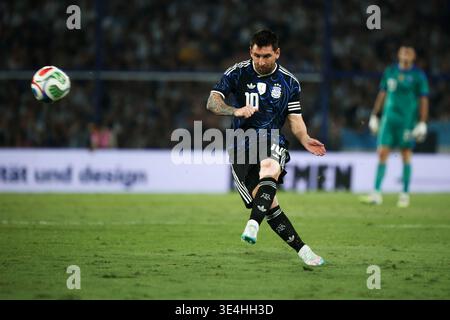 LÉGENDE : Buenos Aires, Argentine – 27 mars 2026 : L'équipe nationale Argentine affronte la Mauritanie au stade Alberto J. Armando (la Bombonera). Dans le coup d'envoi de leur série amicale avant les prochains défis internationaux, l'Albiceleste cherche à affiner sa performance devant une foule extatique. Crédit : /Alamy Live News Banque D'Images