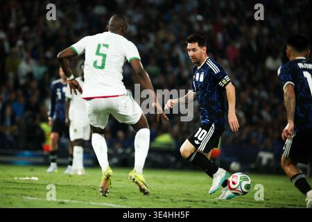 LÉGENDE : Buenos Aires, Argentine – 27 mars 2026 : le joueur de l'équipe nationale Argentine Lionel Messi contrôle le ballon. L'équipe Argentine affronte la Mauritanie au stade Alberto J. Armando (la Bombonera). Dans le coup d'envoi de leur série amicale avant les prochains défis internationaux, l'Albiceleste cherche à affiner sa performance devant une foule extatique. Crédit : /Alamy Live News Banque D'Images