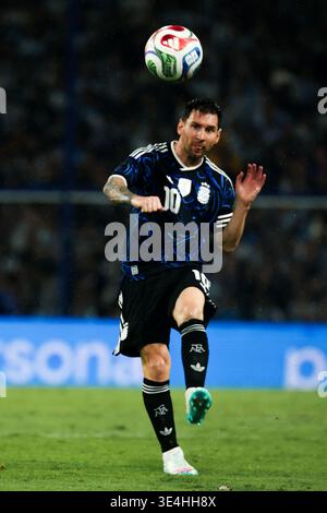 LÉGENDE : Buenos Aires, Argentine – 27 mars 2026 : le joueur de l'équipe nationale Argentine Lionel Messi frappe la balle avec sa tête. L'équipe Argentine affronte la Mauritanie au stade Alberto J. Armando (la Bombonera). Dans le coup d'envoi de leur série amicale avant les prochains défis internationaux, l'Albiceleste cherche à affiner sa performance devant une foule extatique. Crédit : /Alamy Live News Banque D'Images
