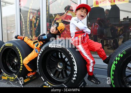 Suzuka, Japon. 28 mars 2026. Ambiance paddock - jeunes fans. 28.03.2026. Championnat du monde de formule 1, Rd 3, Grand Prix du Japon, Suzuka, Japon, jour de qualification. Le crédit photo devrait se lire : XPB/Alamy Live News. Banque D'Images