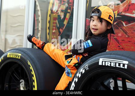 Suzuka, Japon. 28 mars 2026. Ambiance paddock - jeune fan. 28.03.2026. Championnat du monde de formule 1, Rd 3, Grand Prix du Japon, Suzuka, Japon, jour de qualification. Le crédit photo devrait se lire : XPB/Alamy Live News. Banque D'Images