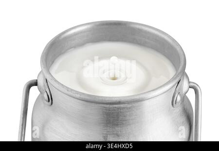 Goutte tombant dans la boîte de lait rétro et créé une ondulation circulaire isolée sur fond blanc. Le fichier contient un chemin de détourage Banque D'Images
