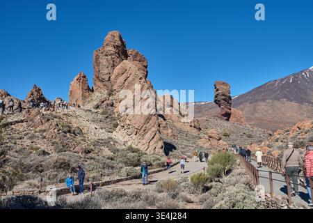 Teide, Tenerife, 13 janvier 2026, Un groupe de visiteurs se promène le long des sentiers de sable ocre et de roches basaltiques qui s’étendent au pied de l’imposant Mo Banque D'Images