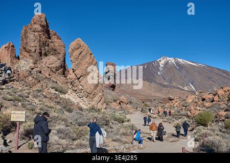 Teide, Tenerife, 13 janvier 2026, Un groupe de visiteurs se promène le long des sentiers de sable ocre et de roches basaltiques qui s’étendent au pied de l’imposant Mo Banque D'Images