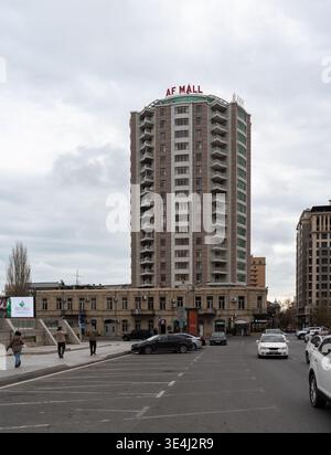 Bakou, Azerbaïdjan - janvier 2026 : Vue extérieure du bâtiment AF Mall et circulation urbaine sur la rue Samad Vurgun lors d'une journée d'hiver Banque D'Images