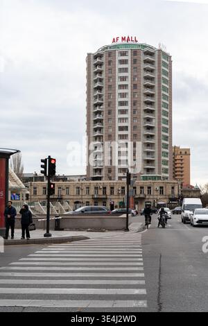 Bakou, Azerbaïdjan - janvier 2026 : Vue extérieure du bâtiment AF Mall et circulation urbaine sur la rue Samad Vurgun lors d'une journée d'hiver Banque D'Images