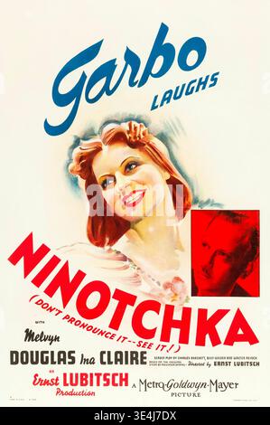 Cette affiche vintage de sortie cinématographique Metro-Goldwyn-Mayer de 1939 pour le film 'Ninotchka' met en vedette Greta Garbo dans un portrait souriant avec Melvyn Douglas montré dans un encart. L'affiche vibrante annonce la comédie réalisée par Ernst Lubitsch, soulignant les rares rires de Garbo à l'écran. Banque D'Images