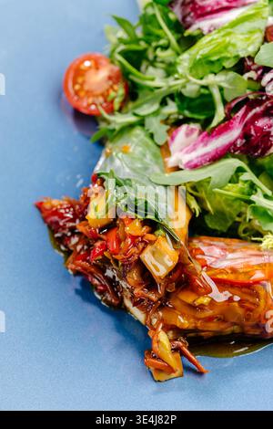 Gros plan d'un rouleau de printemps de légumes dans du papier de riz avec poivron, carotte, courgettes et champignons de bois, servi avec teriyaki ou sauce Chili doux Banque D'Images