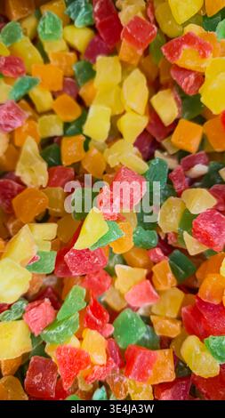 Un gros plan de fruits confits colorés ou de bonbons à la gelée carrée avec un enrobage de sucre. Les bonbons aux couleurs vives créent un fond vibrant. Concept f Banque D'Images