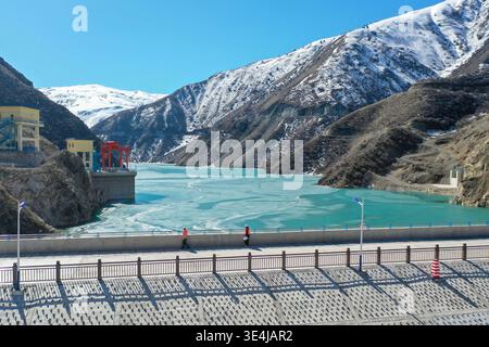 (260328) -- YINING, 28 mars 2026 (Xinhua) -- une photo de drone aérien prise le 27 mars 2026 montre des membres du personnel inspectant un complexe hydroélectrique fluvial dans le comté de Xinyuan de la préfecture autonome kazakhe d'Ili, dans la région autonome ouïgur du Xinjiang, au nord-ouest de la Chine. Récemment, en réponse aux risques potentiels d'inondation causés par la fonte des neiges dans les monts Tianshan et Altay, les autorités locales d'Ili ont procédé à une identification et à une rectification approfondies des dangers, augmenté la fréquence de la surveillance météorologique et hydrologique, stocké suffisamment de fournitures de contrôle des inondations et établi des résolutions d'urgence Banque D'Images