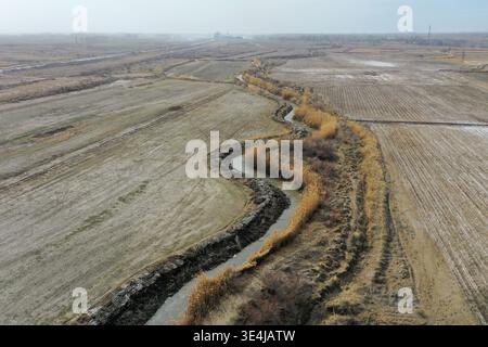 (260328) -- YINING, 28 mars 2026 (Xinhua) -- une photo de drone aérien prise le 24 mars 2026 montre un chenal de rivière dragué dans le comté autonome de Qapqal Xibe de la préfecture autonome kazakhe d'Ili, dans la région autonome ouïgoure du Xinjiang, au nord-ouest de la Chine. Récemment, en réponse aux risques potentiels d'inondation causés par la fonte des neiges dans les monts Tianshan et Altay, les autorités locales d'Ili ont procédé à une identification et à une rectification approfondies des dangers, augmenté la fréquence de la surveillance météorologique et hydrologique, stocké suffisamment de fournitures de contrôle des inondations et mis en place des équipes de secours d'urgence Banque D'Images