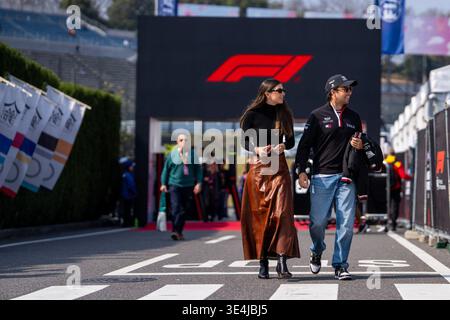 Suzuka, Japon. 28 mars 2026. SERGIO PEREZ (MEX) de Cadillac Formula 1 Team #11 et CAROLA Martínez (MEX), épouse de SERGIO PÉREZ (MEX) samedi lors du Grand Prix du Japon Aramco de formule 1 2026 sur le circuit de Suzuka le 28 mars 2026. Photo par Antoine Lapeyre/ABACAPRESS.COM crédit : Abaca Press/Alamy Live News Banque D'Images
