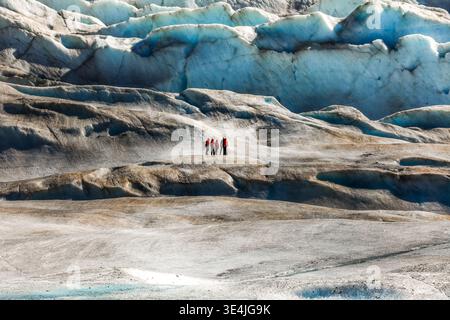 Un petit groupe de randonneurs méconnus traversant le vaste glacier Mendenhall, Alaska Banque D'Images