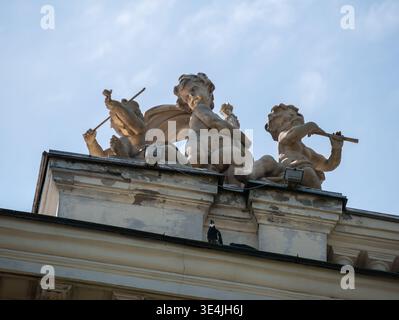 Sculptures en pierre ornées de chérubins ailés jouant du violon, du violoncelle et de la flûte sur la corniche décorative de l'Opéra d'Odessa Banque D'Images
