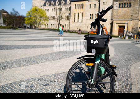 Poznan, Pologne - 07 juillet 2023 : Bolt Company Urban Rental Bicycle est dans la rue Banque D'Images