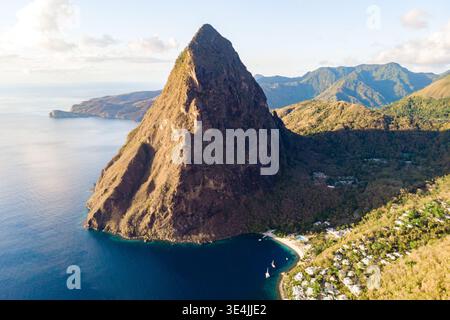 Découvrez la beauté époustouflante de la Soufrière Sainte-Lucie, où les emblématiques Pitons s'élèvent de façon spectaculaire de la mer des Caraïbes, invitant les amoureux de la nature et les amateurs d'aventure à explorer ses paysages à couper le souffle Banque D'Images