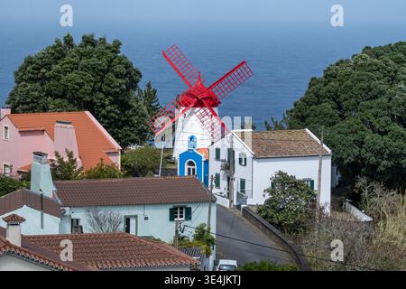Moulin à vent Moinho do Pico Vermelho sur l'île de Sao Miguel, aux Açores Banque D'Images