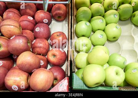 Deux boîtes de pommes, une rouge et une verte. Les pommes rouges sont dans la case de gauche et les pommes vertes dans la case de droite. Nynashamn, Comté de Stockholm, Banque D'Images