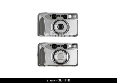 Deux caméras argentées vintage à film compact positionnées verticalement sur un fond blanc. Banque D'Images