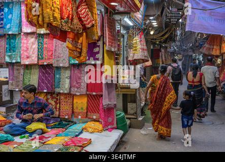 Magasins et vie de rue à Mailiwara (près du marché de Jalan), Old Delhi (New Delhi), Inde. Banque D'Images
