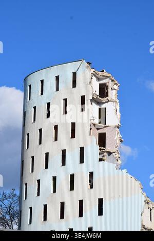 gratte-ciel avec une partie de mur cassée et plus de fenêtres Banque D'Images