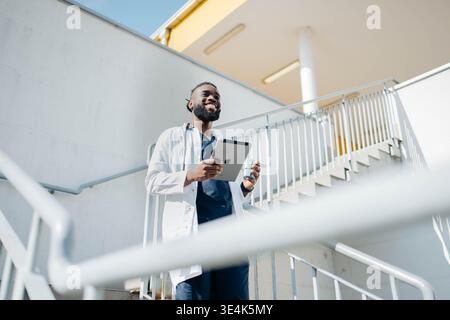 Travailleur médical en pause avec un téléphone Banque D'Images