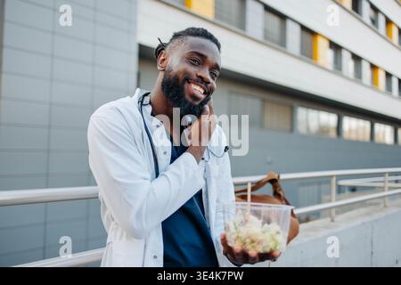 Travailleur de santé masculin sur une pause déjeuner Banque D'Images