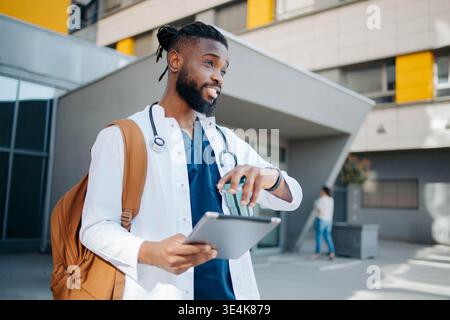 Le jeune docteur noir masculin est dans le couloir Banque D'Images