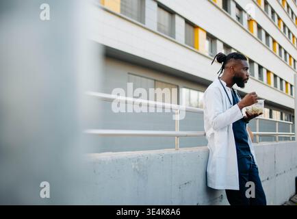 Travailleur de santé masculin sur une pause déjeuner Banque D'Images