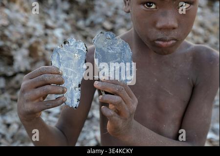 MADAGASCAR, côte sud-ouest, ville de Toliara , mine de mica , dépôt pour la transformation du mica pour l'exportation vers la Chine / MADAGASKAR, Südwestküste, Stadt Toliara, franz. Tulear, mica Depot in Andranomena, Verarbeitung von Glimmerstein aus dem Bergbau zur Verschiffung nach China, der Rohstoff mica bringt Kosmetikprodukte und Autolacke zum Glänzen Banque D'Images