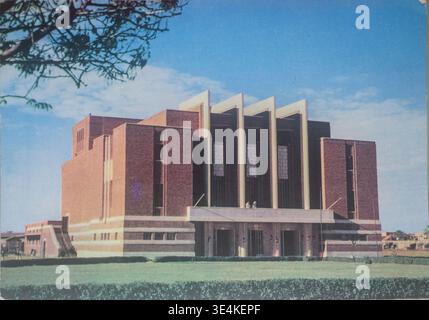 Une photographie tirée d'une carte postale vintage représentant l'architecture Art déco et moderniste distincte du Taj Cinema (Taj Theatre) à Abadan. Banque D'Images