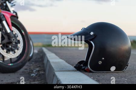 Casque noir pour la protection de la tête et la conduite de moto sur l'asphalte Banque D'Images