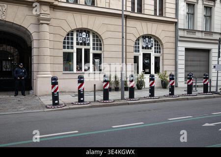 Un policier monte la garde devant un bâtiment de la communauté juive et un café casher adjacent dans le centre de Berlin le samedi 28 mars 2026, comme mesures de sécurité, y compris des bornes, rester en place suite aux récentes menaces et actes de vandalisme. (Photo Michael Kuenne/PRESSCOV/SIPA USA) Banque D'Images
