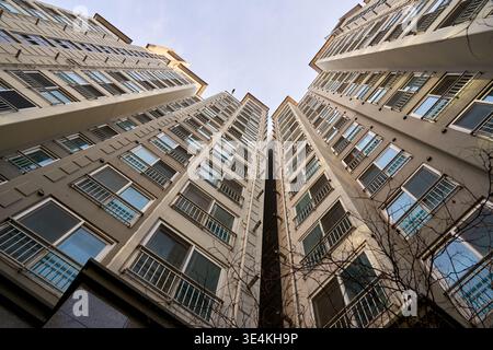Une vue spectaculaire sous-angle d'immeubles modernes de grande hauteur contre un ciel dégagé à Séoul, en Corée du Sud, capturant la densité urbaine et contemporaine Banque D'Images