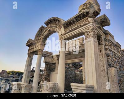 Plan détaillé, à hauteur des yeux, d'une structure antique monumentale, probablement une nymphée ou une grande fontaine. Les caractéristiques architecturales magnifiquement préservées Banque D'Images