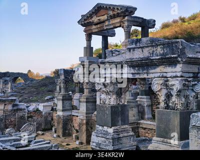Plan détaillé, à hauteur des yeux, d'une structure antique monumentale, probablement une nymphée ou une grande fontaine. Les caractéristiques architecturales magnifiquement préservées Banque D'Images
