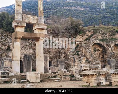 Plan détaillé, à hauteur des yeux, d'une structure antique monumentale, probablement une nymphée ou une grande fontaine. Les caractéristiques architecturales magnifiquement préservées Banque D'Images