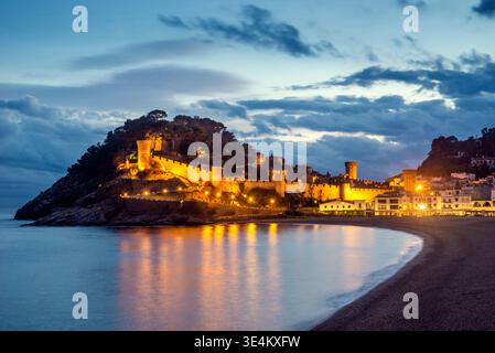Château de Tossa de Mar et paysage urbain au crépuscule, Costa Brava, Gérone, Catalogne, Espagne Banque D'Images