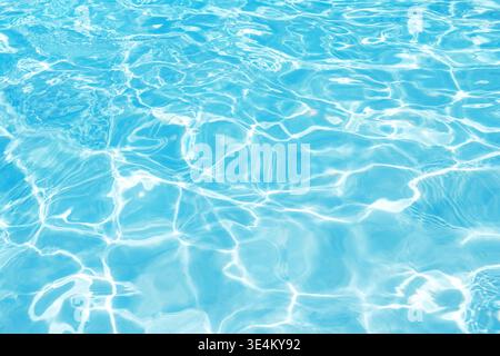 Gros plan détaillé de l'eau tropicale claire avec des ondulations douces et des reflets brillants à Phuket, en Thaïlande. Fond bleu minimal avec commercial fort Banque D'Images