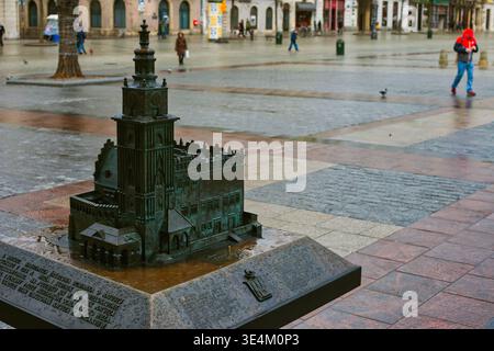 Plan en grand angle d'un modèle tactile en bronze foncé représentant une tour historique de l'hôtel de ville. La miniature détaillée est montrée sur une surface altérée WIT Banque D'Images